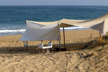 İsrail'in kuzeyinde Akdeniz'in ıssız kıyısında kamp çadırı 