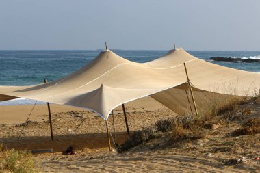 İsrail'in kuzeyinde Akdeniz'in ıssız kıyısında kamp çadırı 