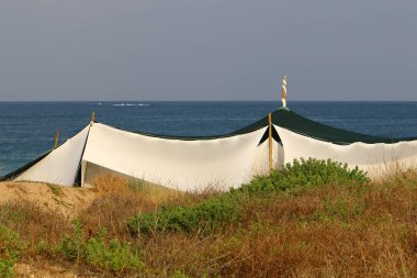 İsrail'in kuzeyinde Akdeniz'in ıssız kıyısında kamp çadırı 