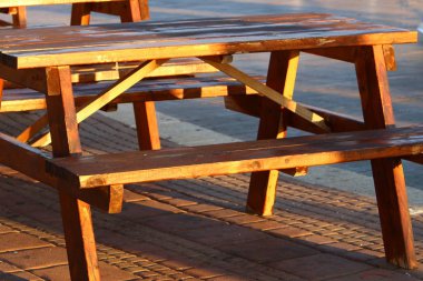 Kuzey İsrail'de Akdeniz kıyısında bir şehir parkında tezgah 