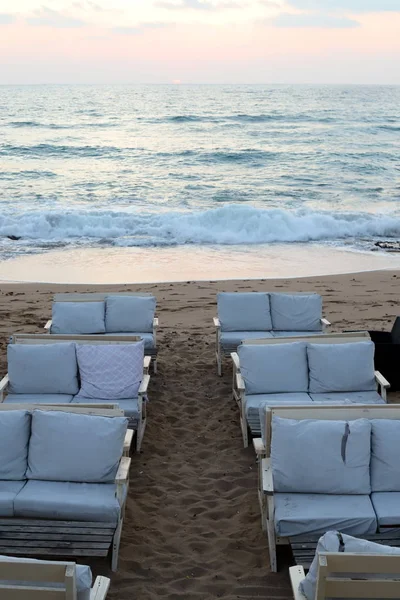 以色列北部地中海沿岸城市公园的长椅 — 图库照片