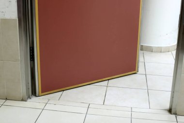 Kapı - bir binaya, binaya veya iç mekana giriş ve çıkış için duvarda bir açıklık 