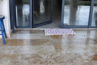 Kapı - bir binaya, binaya veya iç mekana giriş ve çıkış için duvarda bir açıklık 