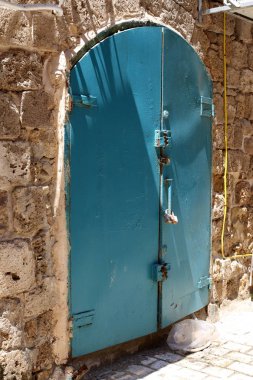 Kapı - bir binaya, binaya veya iç mekana giriş ve çıkış için duvarda bir açıklık 