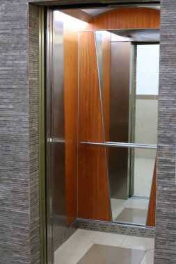 Kapı - bir binaya, binaya veya iç mekana giriş ve çıkış için duvarda bir açıklık 