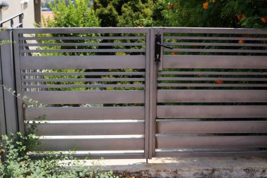 Kapı - bir binaya, binaya veya iç mekana giriş ve çıkış için duvarda bir açıklık 