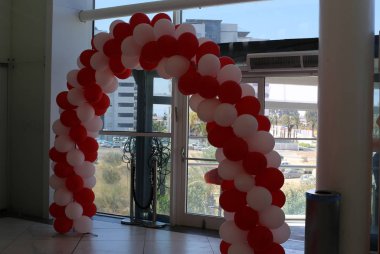 Kapı - bir binaya, binaya veya iç mekana giriş ve çıkış için duvarda bir açıklık 