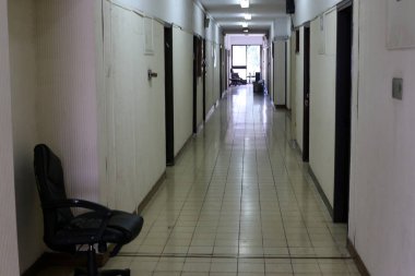 Kapı - bir binaya, binaya veya iç mekana giriş ve çıkış için duvarda bir açıklık 