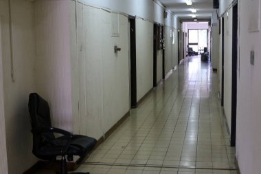 Kapı - bir binaya, binaya veya iç mekana giriş ve çıkış için duvarda bir açıklık 