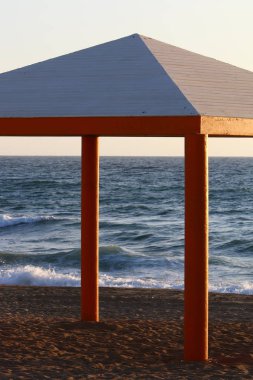 İsrail'in kuzeyinde Akdeniz kıyılarında sıcak güneşten korunmak için gölgelik 