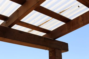 İsrail'in kuzeyinde Akdeniz kıyılarında sıcak güneşten korunmak için gölgelik 