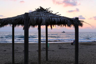 İsrail'in kuzeyinde Akdeniz kıyılarında sıcak güneşten korunmak için gölgelik 