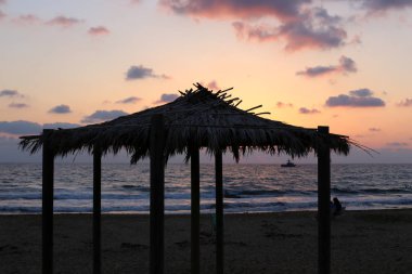 İsrail'in kuzeyinde Akdeniz kıyılarında sıcak güneşten korunmak için gölgelik 