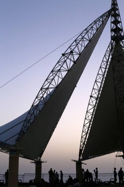 İsrail'in kuzeyinde Akdeniz kıyılarında sıcak güneşten korunmak için gölgelik 