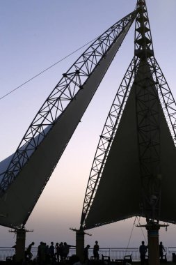 İsrail'in kuzeyinde Akdeniz kıyılarında sıcak güneşten korunmak için gölgelik 