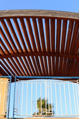 İsrail'in kuzeyinde Akdeniz kıyılarında sıcak güneşten korunmak için gölgelik 