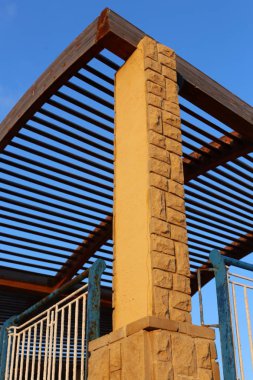 İsrail'in kuzeyinde Akdeniz kıyılarında sıcak güneşten korunmak için gölgelik 