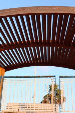 İsrail'in kuzeyinde Akdeniz kıyılarında sıcak güneşten korunmak için gölgelik 