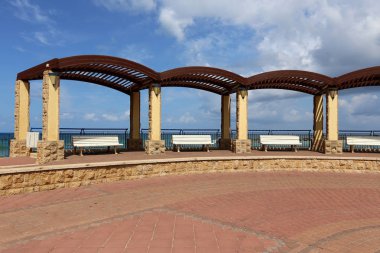 İsrail'in kuzeyinde Akdeniz kıyılarında sıcak güneşten korunmak için gölgelik 