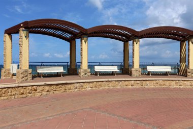 İsrail'in kuzeyinde Akdeniz kıyılarında sıcak güneşten korunmak için gölgelik 