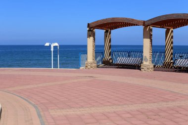 İsrail'in kuzeyinde Akdeniz kıyılarında sıcak güneşten korunmak için gölgelik 