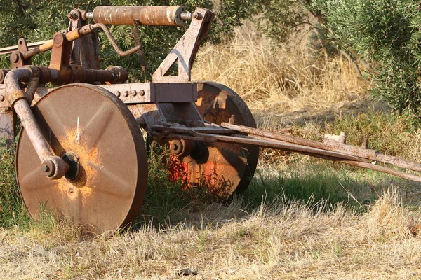 Gamla Jordbruksmaskiner Står Ett Museum Norra Israel — Stockfoto