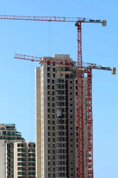 Trabajadores Lavan Ventanas Edificio Alto Una Gran Ciudad Israel — Foto de Stock