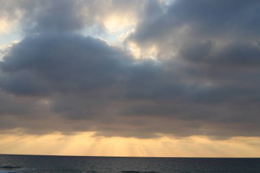 Kuzey İsrail 'deki Akdeniz' de güneş ufuktan batıyor ve gün sona eriyor. 