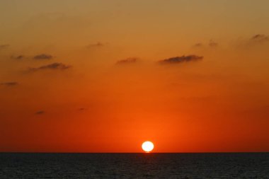 Kuzey İsrail 'deki Akdeniz' de güneş ufuktan batıyor ve gün sona eriyor. 