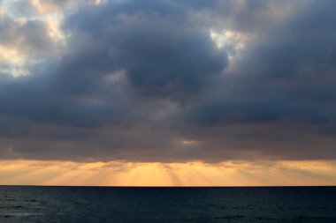 Kuzey İsrail 'deki Akdeniz' de güneş ufuktan batıyor ve gün sona eriyor. 
