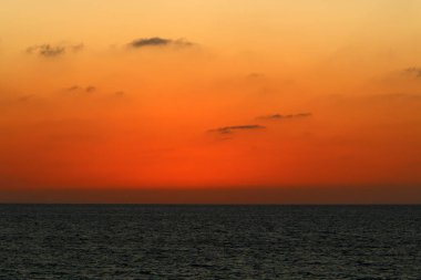 Kuzey İsrail 'deki Akdeniz' de güneş ufuktan batıyor ve gün sona eriyor. 