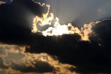 Kuzey İsrail 'deki Akdeniz' de güneş ufuktan batıyor ve gün sona eriyor. 