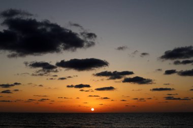 Kuzey İsrail 'deki Akdeniz' de güneş ufuktan batıyor ve gün sona eriyor. 