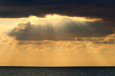 Kuzey İsrail 'deki Akdeniz' de güneş ufuktan batıyor ve gün sona eriyor. 
