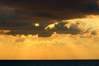 Kuzey İsrail 'deki Akdeniz' de güneş ufuktan batıyor ve gün sona eriyor. 