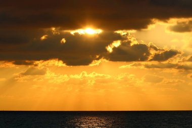 Kuzey İsrail 'deki Akdeniz' de güneş ufuktan batıyor ve gün sona eriyor. 