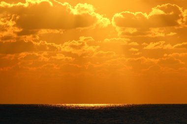 Kuzey İsrail 'deki Akdeniz' de güneş ufuktan batıyor ve gün sona eriyor. 