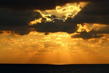 Kuzey İsrail 'deki Akdeniz' de güneş ufuktan batıyor ve gün sona eriyor. 