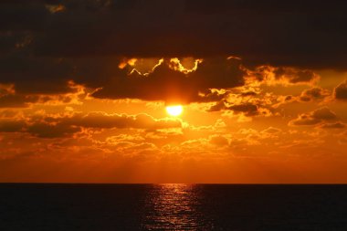 Kuzey İsrail 'deki Akdeniz' de güneş ufuktan batıyor ve gün sona eriyor. 