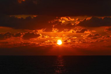 Kuzey İsrail 'deki Akdeniz' de güneş ufuktan batıyor ve gün sona eriyor. 