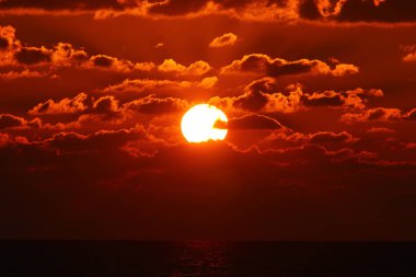 Kuzey İsrail 'deki Akdeniz' de güneş ufuktan batıyor ve gün sona eriyor. 