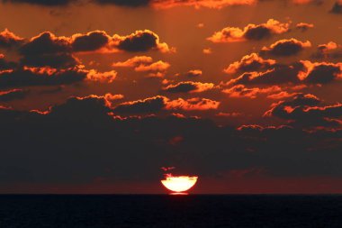Kuzey İsrail 'deki Akdeniz' de güneş ufuktan batıyor ve gün sona eriyor. 