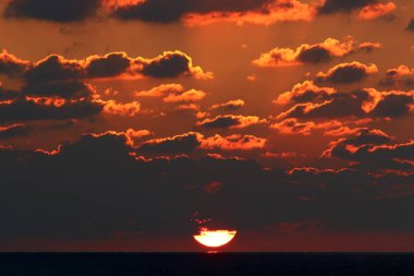 Kuzey İsrail 'deki Akdeniz' de güneş ufuktan batıyor ve gün sona eriyor. 