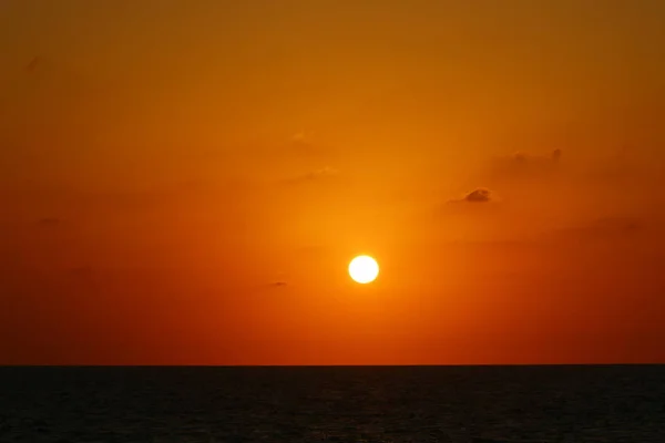 在以色列北部地中海的地平线上 夕阳西下 — 图库照片