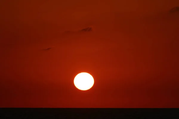 太陽は北イスラエルの地中海の地平線に沈むそしてその日は終わる — ストック写真