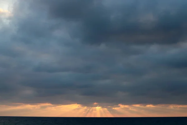 在以色列北部地中海的地平线上 夕阳西下 — 图库照片