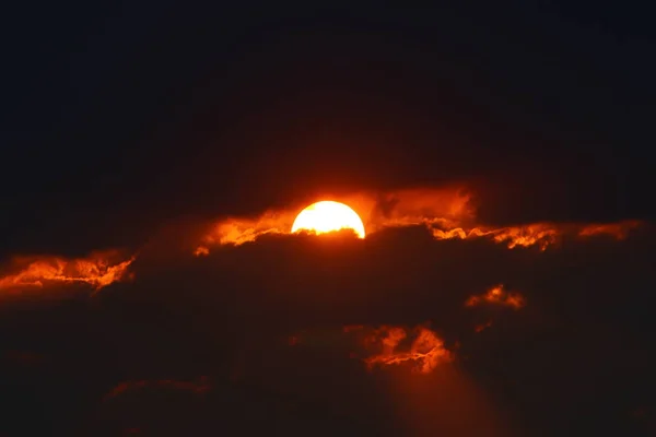Słońce Zachodzi Nad Horyzontem Morza Śródziemnego Północnym Izraelu Dzień Się — Zdjęcie stockowe