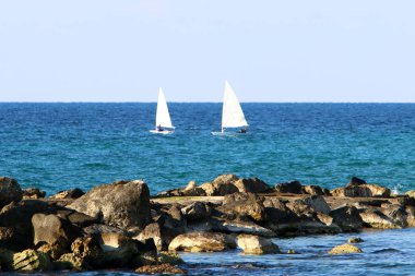 İsrail 'in kuzeyindeki Akdeniz kıyılarında büyük taş ve mermiler bulunur. 