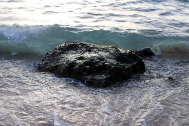 İsrail 'in kuzeyindeki Akdeniz kıyılarında büyük taş ve mermiler bulunur. 