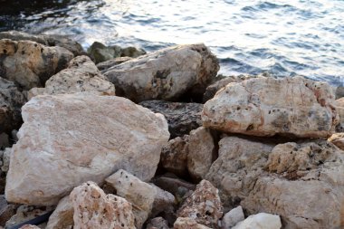 İsrail 'in kuzeyindeki Akdeniz kıyılarında büyük taş ve mermiler bulunur. 